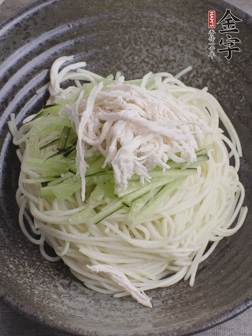 堿水面（熟）倒入大碗中，鋪上黃瓜絲、雞絲。