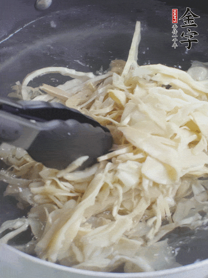 糯米筍焯水1分鐘，過涼水，擠干水份。