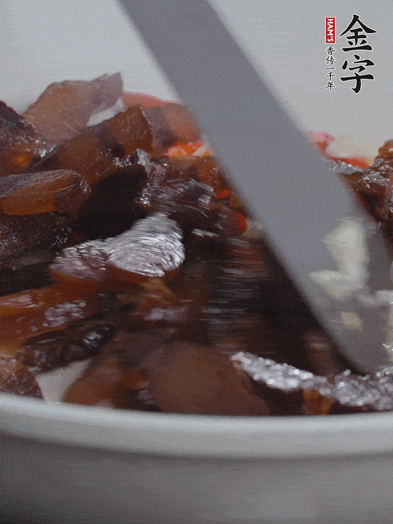 下醬油肉，煸出油脂。