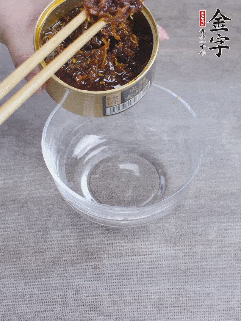 金字火腿大師醬2勺、醬油1勺、白砂糖1/2勺調(diào)勻。