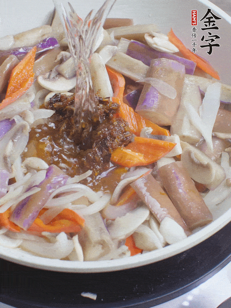 下茄子、口蘑，淋入料汁，加熱水份收干。