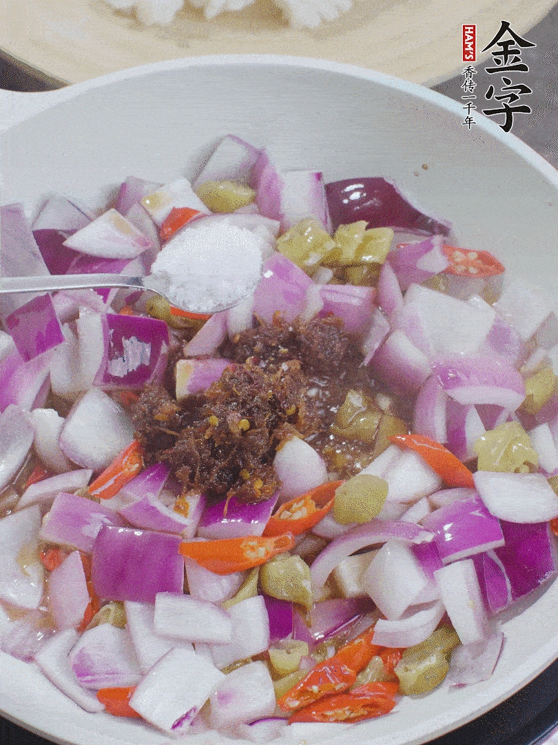 加1大勺金字火腿大師醬、2勺生抽、1勺糖，翻炒。