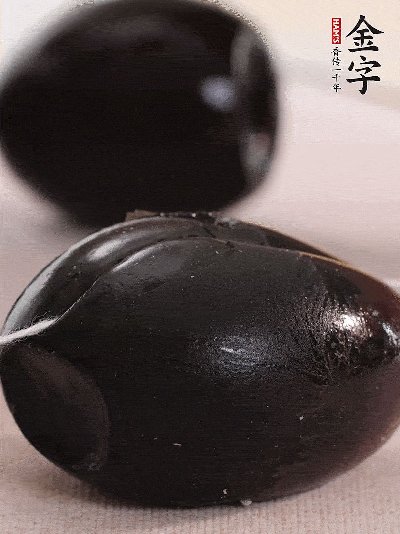 娃娃菜金針菇去跟洗凈，皮蛋改刀。