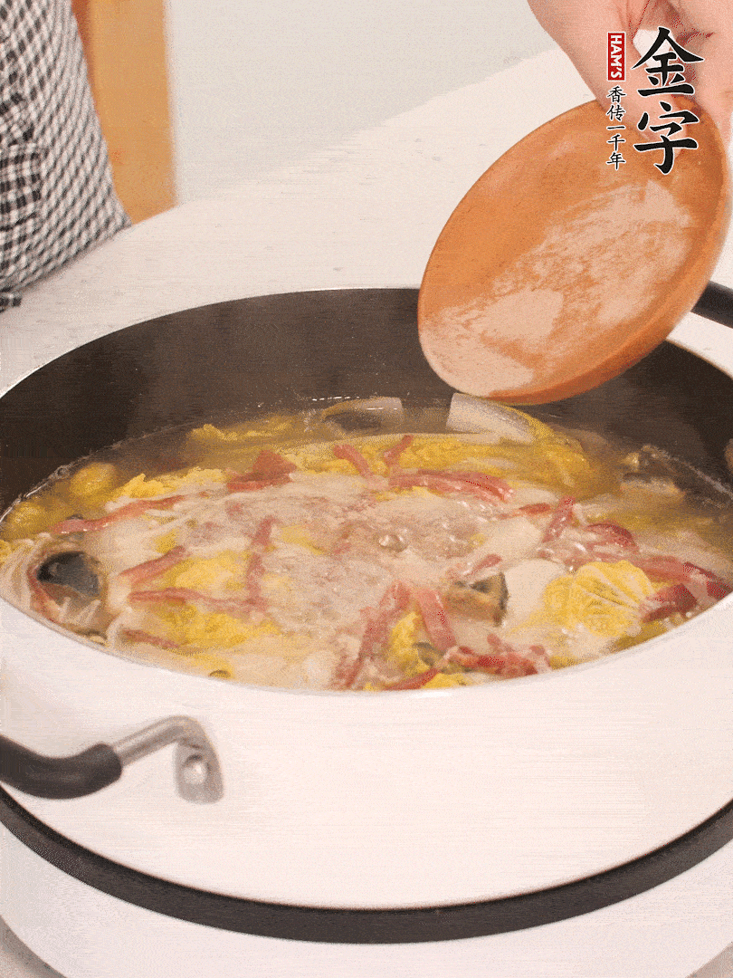 加適量的白胡椒調(diào)味。