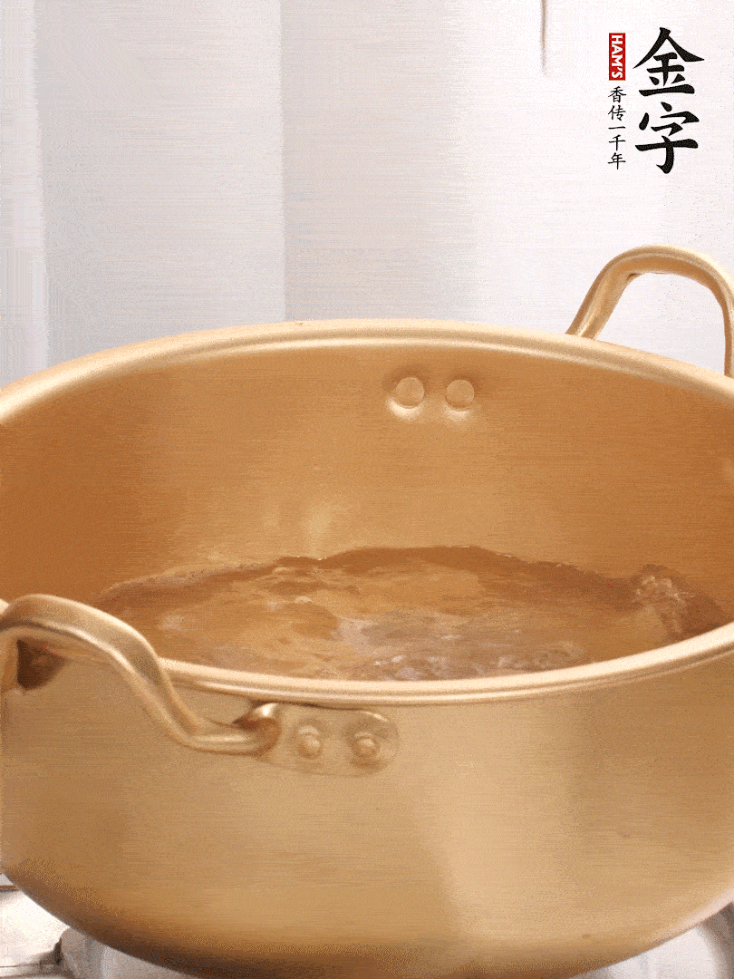 排骨加姜片、料酒，冷水下鍋焯水，撇去浮沫。