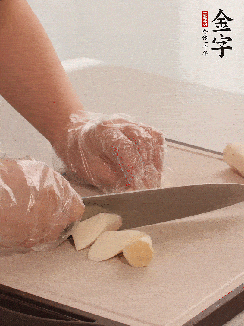 鐵棍山藥洗凈削皮，切斜刀塊。