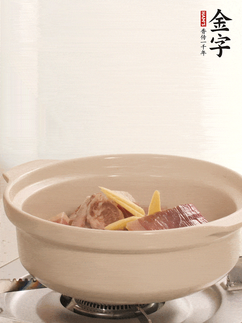 湯鍋放入排骨、火腿、姜，加適量水。煮開后轉(zhuǎn)小火燉40分鐘。
