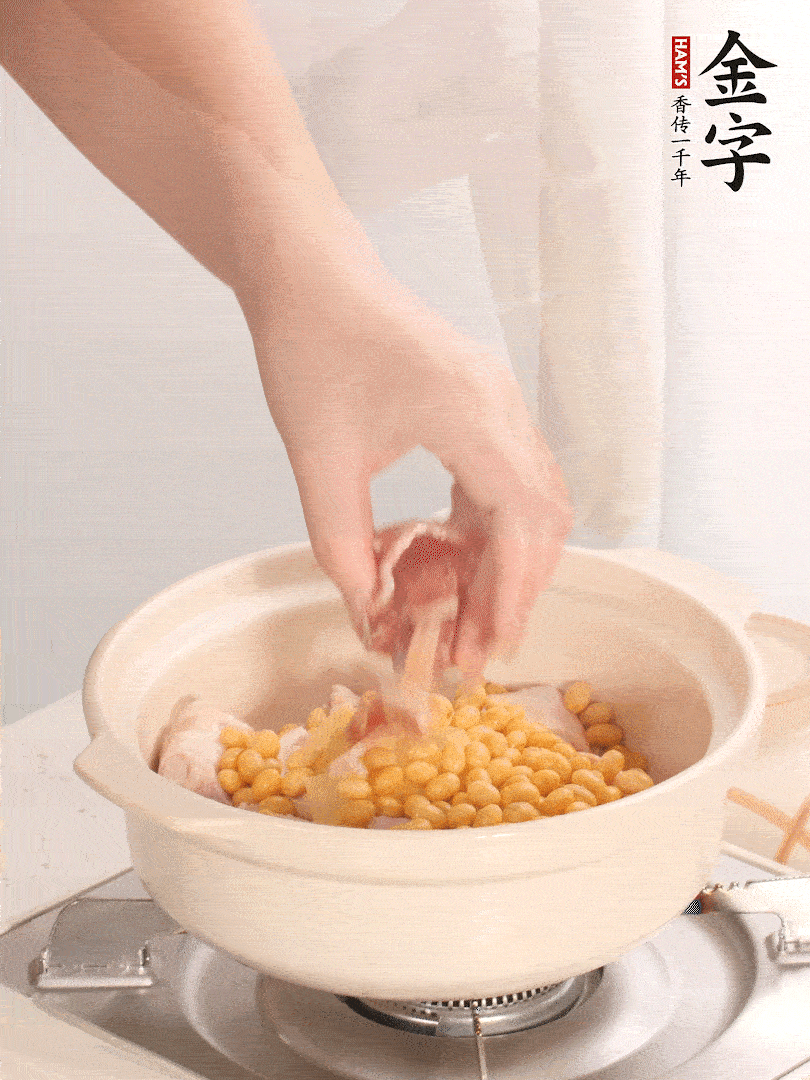 湯鍋放入豬蹄、姜片，加入黃豆、火腿，倒入足量的清水、適量料酒。