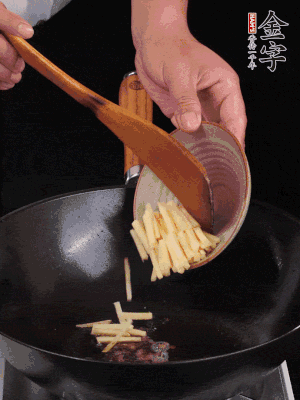 留少許余油，下姜絲、毛豆、火腿翻炒。