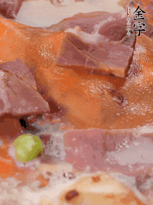 放適量料酒、清水煮到沸騰，再下蟹塊燜煮8分鐘。