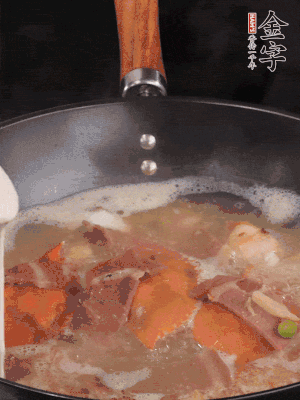 最后用面糊勾芡，燒至收汁，出鍋前撒點蔥段。