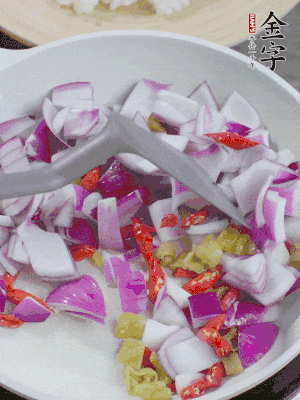 冷鍋熱油，下洋蔥、小米辣、泡椒，炒出香味。