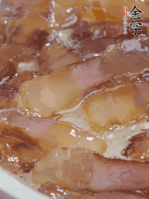 油5成熱，醬油肉煸香。