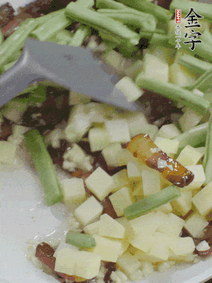 下蒜末、豆角、土豆塊翻炒。