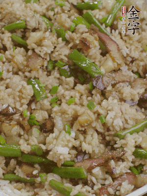 淋一點(diǎn)生抽、蠔油，撒蔥花。