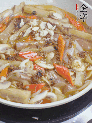 撒蒜末、香菜末。