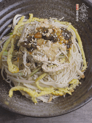 撒上花生碎、白芝麻、蔥花。