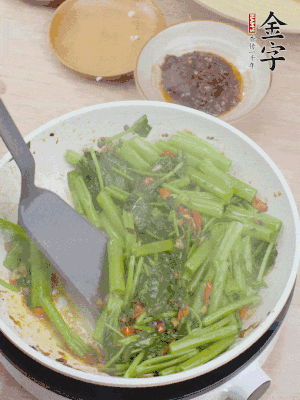 下空心菜炒軟。