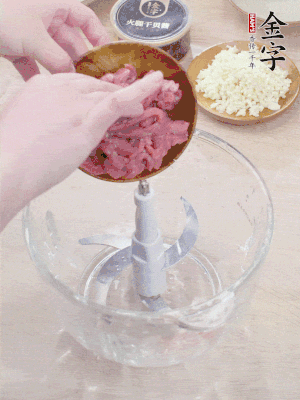 江南野筍干浸泡至軟；豬五花肉切薄片；腐皮改刀切成長(zhǎng)方形。