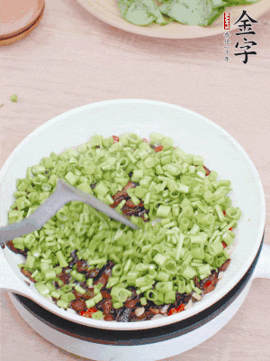 下菜梗翻炒，混合醬油肉。