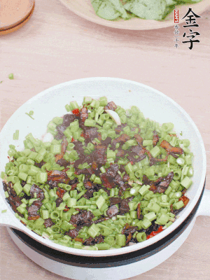 1勺生抽、1勺蠔油、1點點白糖調(diào)味。