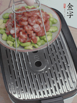 蠶豆鋪底，香腸鋪上，上鍋蒸15分鐘。