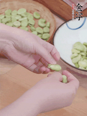蠶豆剝殼，去掉豆衣，切碎。