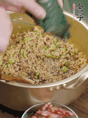 再附一張粽子，一齊向后折疊，線繩捆綁。