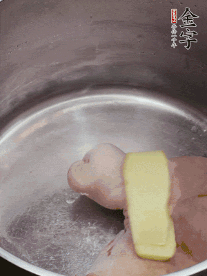 撈出洗凈后，加蔥姜、黃酒二遍焯水。