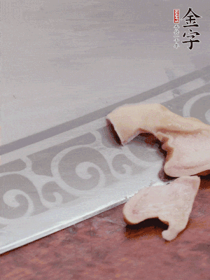 橫向一分為二，均勻切絲。