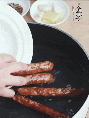 金字香腸水煮15分鐘，撈出切薄片。