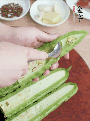 苦瓜去籽切薄片，一點(diǎn)鹽拌勻，10分鐘后沖洗控干。香蔥切蔥花、姜切末、蒜拍碎、干辣椒切圈。