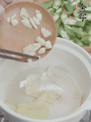 砂煲熱油，姜蒜、辣椒煸香。