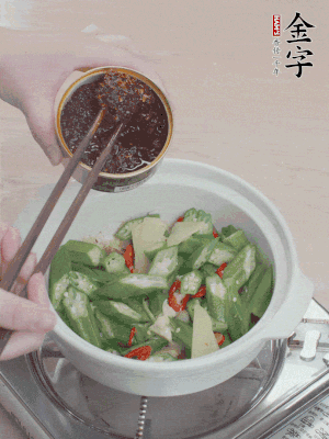 加1勺金字火腿干貝醬、1/2勺生抽攪拌均勻。