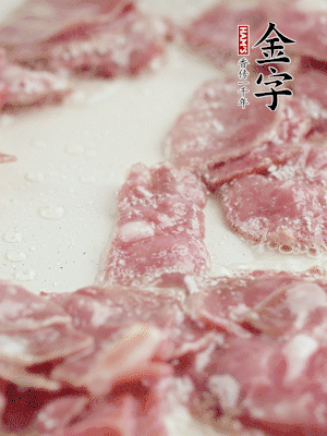 炒鍋熱油，下培根火腿煸炒。