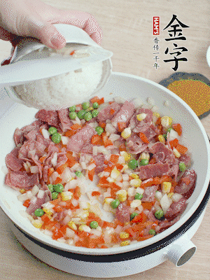 放米飯炒至顆粒分明。