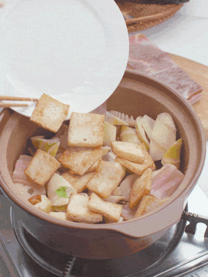 依次下春筍、豆腐，開水沒過食材。