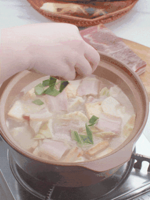 一小撮鹽、糖、雞精調(diào)味，最后撒點(diǎn)蒜葉點(diǎn)綴。