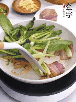 下小青菜翻炒，菜梆子變軟時，撒一點鹽、雞精調(diào)味。