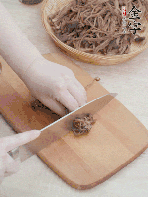 干茶樹菇浸泡過夜，去老根焯水，擠干水份。