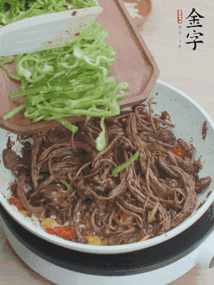 水分煸干，下青椒絲快炒1分鐘。