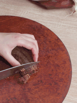 金字臘肉水煮15分鐘，切片。