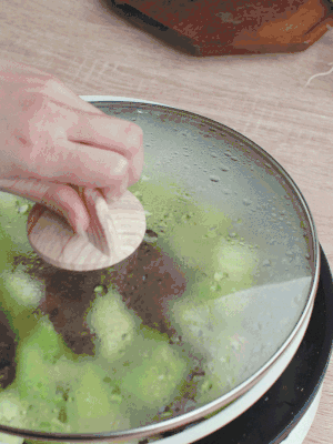 西葫蘆略出水時，加一小撮鹽調(diào)味。