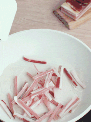 熱鍋涼油，下咸肉絲煸至出油。