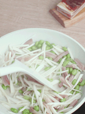 下茭白絲、青豆翻炒。