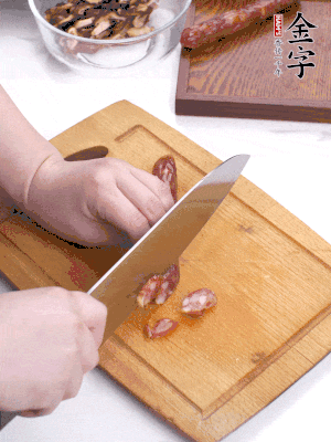 干香菇泡發(fā)切片，金字香腸切片，春筍切大粒。