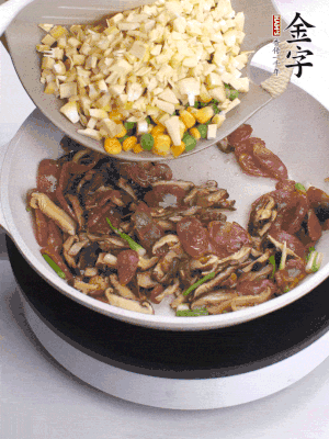 鍋里熱油，爆香蔥白，下香腸片炒至微微出油，加時蔬粒、香菇粒、春筍粒翻炒均勻。