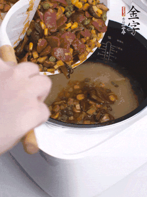 鋪在洗好的大米上，加清水，與食材持平。