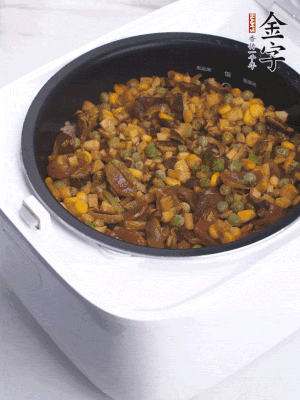 電飯煲按煮飯鍵，出鍋撒蔥花。