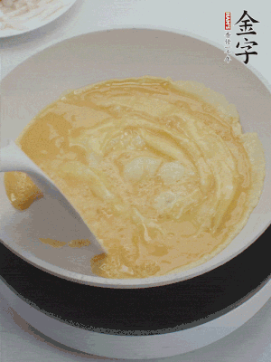 2個雞蛋炒散。